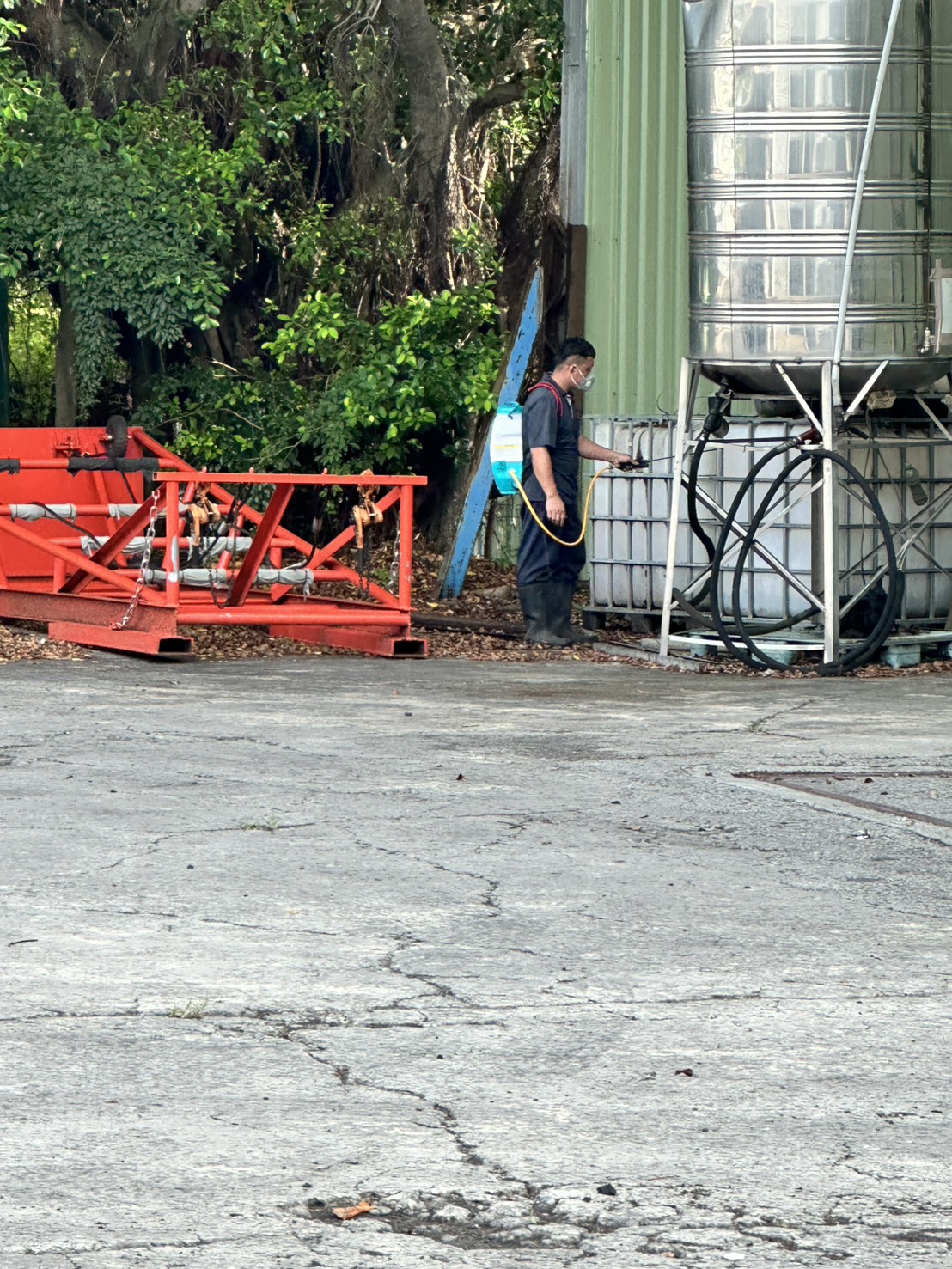 廠外草叢水溝噴藥